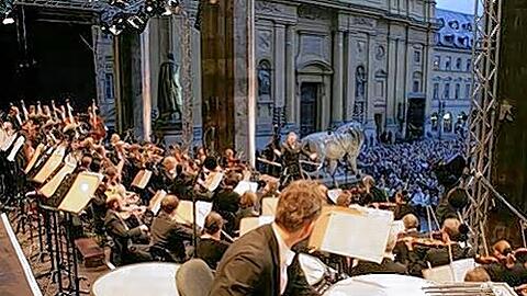 Walzer spielt Bayerns Parade-Symphonieorchester heuer auf dem Odeonplatz. Und Mariss Jansons, der bei Hans Swarowsky in Wien studiert hat, weiß seit Kindertagen, wie&rsquo;s geht.