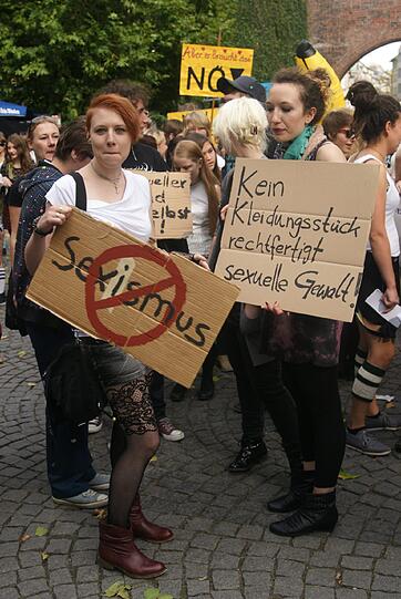 Beim Slutwalk in München haben heute rund 200 Menschen unter dem Motto "Nein heißt Nein" gegen Diskriminierung und Sexismus demonstriert. Sie stellen sich damit gegen sexualisierte Gewalt sowie gegen Vergewaltigungsmythen und -verharmlosungen.