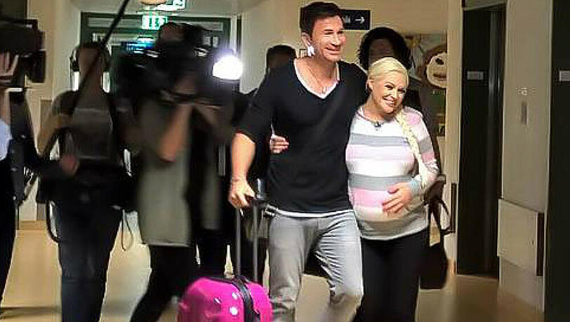 Eine kugelrunde Daniela Katzenberger mit ihrem Freund Lucas Cordalis - und Kamerateam Eine kugelrunde Daniela Katzenberger mit ihrem Freund Lucas Cordalis - und Kamerateam