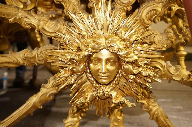 Weil Ludwig II. ein Bewunderer des französischen Sonnenkönigs Ludwig XIV. ist, lässt er seine Kutsche mit Sonnenmotiven verzieren.