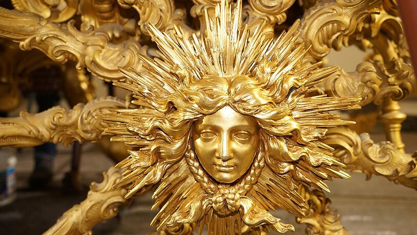 Weil Ludwig II. ein Bewunderer des französischen Sonnenkönigs Ludwig XIV. ist, lässt er seine Kutsche mit Sonnenmotiven verzieren. Weil Ludwig II. ein Bewunderer des französischen Sonnenkönigs Ludwig XIV. ist, lässt er seine Kutsche mit Sonnenmotiven verzieren.