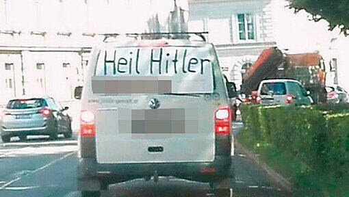 Dieses Auto mit einem "Heil Hitler"-Plakat sorgt derzeit in Graz für Aufregung. Dieses Auto mit einem "Heil Hitler"-Plakat sorgt derzeit in Graz für Aufregung.