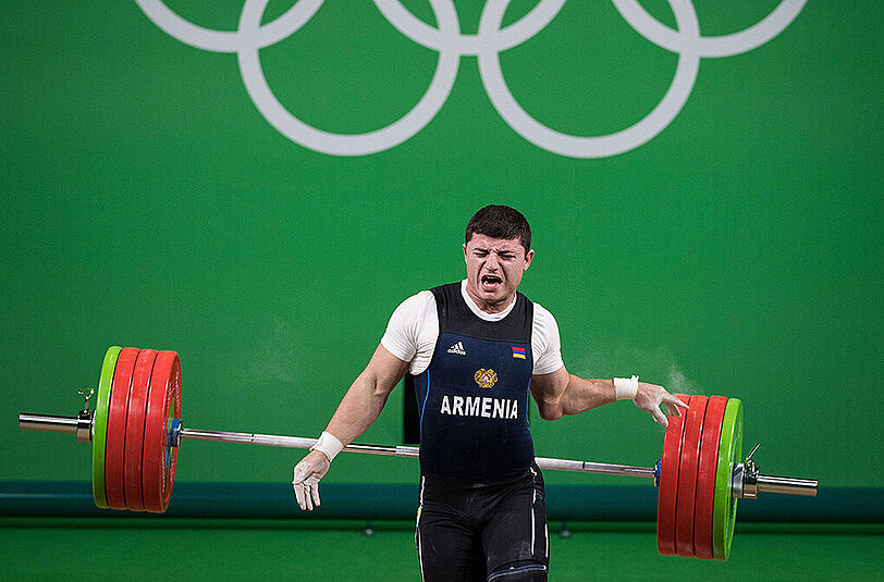 Wieder schlimme Bilder aus Rio: Gewichtheber Andranik Karapetyan kugelt sich den Ellenbogen aus.