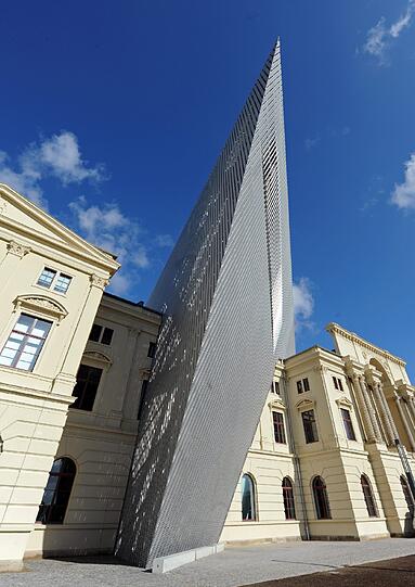 Ein von US-Architekt Daniel Libeskind entworfener Metallkeil ragt in Dresden aus dem Militärhistorischen Museum der Bundeswehr.