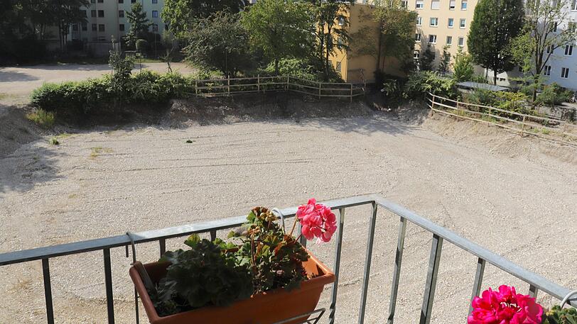 Blick vom Balkon: Hier soll das Schulgebäude gebaut werden.