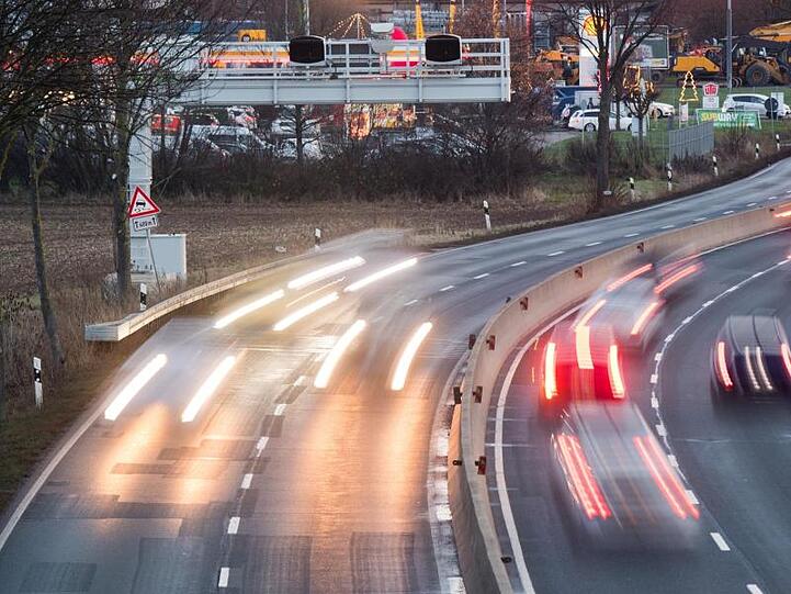 Die Pilotanlage bei Laatzen misst die Durchschnittsgeschwindigkeit auf einer rund zwei Kilometer langen Strecke - nicht an nur einer Stelle. Dafür werden kurzfristig die Kennzeichen aller Autos erfasst.
