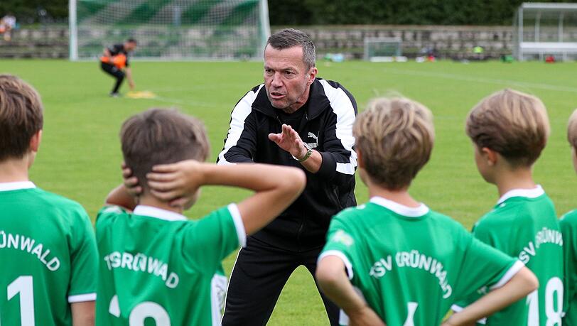 Lothar Matthäus, TV-Experte und ehemalige Fußballprofi, trainiert die E-Jugendmannschaft.