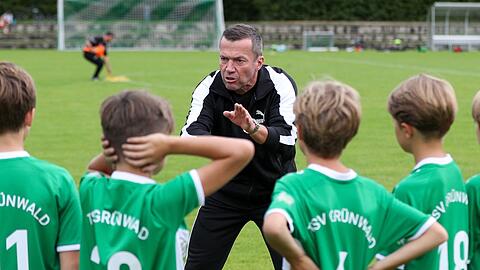 Lothar Matthäus, TV-Experte und ehemalige Fußballprofi, trainiert die E-Jugendmannschaft.