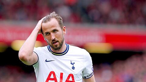 Harry Kane von Tottenham Hotspur fasst sich während des Spiels an den Kopf.