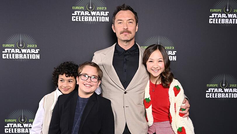 Jude Law mit drei seiner Kinder-Copiloten aus "Skeleton Crew".