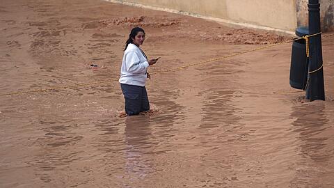 Die starken Regenfälle setzen unzählige Straßen, Gebäude und Felder unter Wasser.