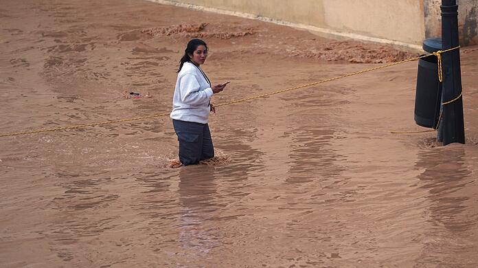 Die starken Regenfälle setzen unzählige Straßen, Gebäude und Felder unter Wasser.