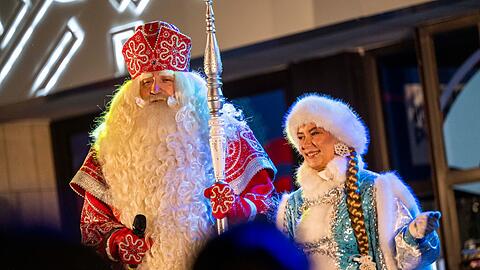 Väterchen Frost wird in Russland von seiner Enkelin Snegurotschka begleitet. (Archivbild)