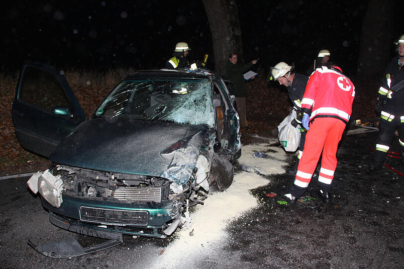 Warum ein VW Golf und ein Ford auf der Staatsstraße 2068 bei Mailing zusammenstießen, ist bisher unbekannt. Fünf Personen wurden bei dem Unfall verletzt, eine Frau, die 25-jährige Fahrerin des VW Golf, schwer.