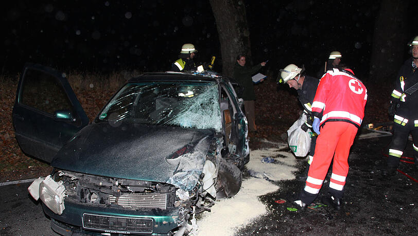Warum ein VW Golf und ein Ford auf der Staatsstraße 2068 bei Mailing zusammenstießen, ist bisher unbekannt. Fünf Personen wurden bei dem Unfall verletzt, eine Frau, die 25-jährige Fahrerin des VW Golf, schwer. Warum ein VW Golf und ein Ford auf der Staatsstraße 2068 bei Mailing zusammenstießen, ist bisher unbekannt. Fünf Personen wurden bei dem Unfall verletzt, eine Frau, die 25-jährige Fahrerin des VW Golf, schwer.