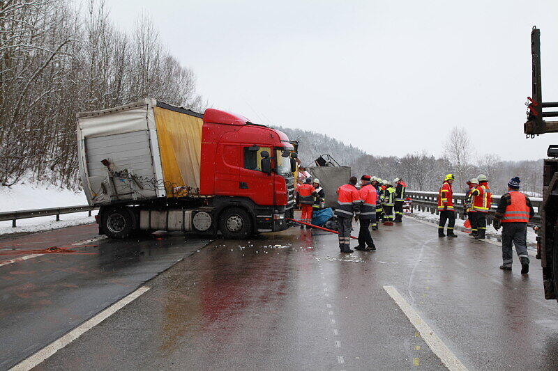 Schwerer Lkw-Unfall auf der A 8 in Richtung Salzburg: Die Bilder