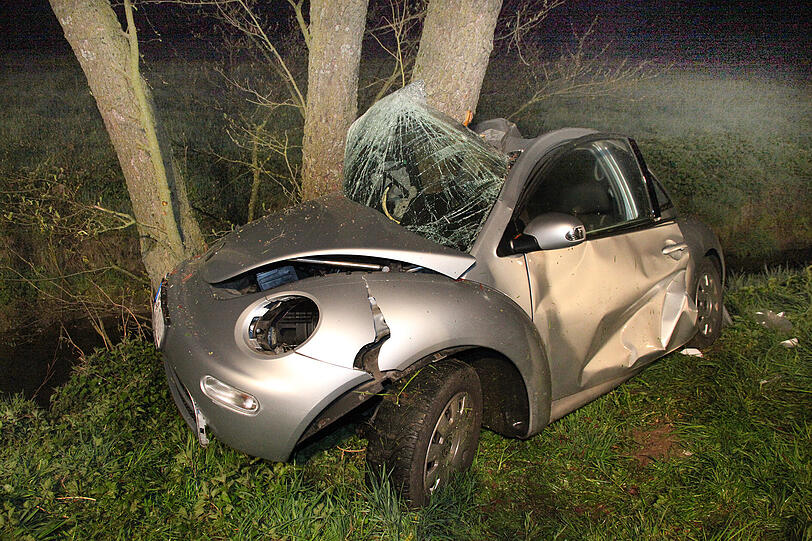 Betrunken und ohne Führerschein ist ein 17-Jähriger nach der Disco gegen einen Baum gerast. Die Bilder vom Unfallort.