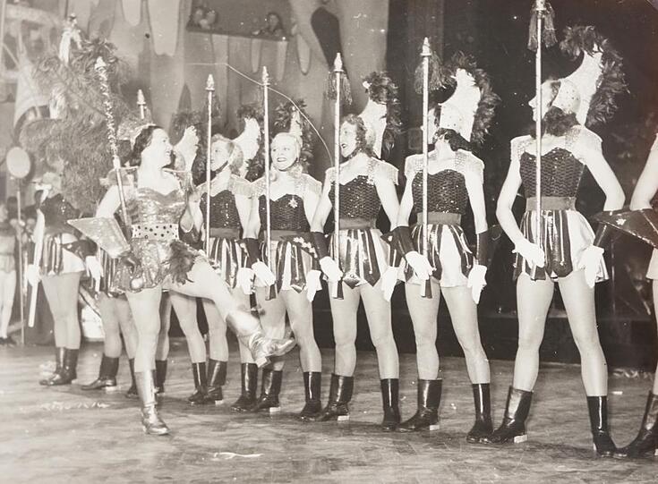 Die Garde-Legende Poppy Eglinger paradiert im Münchner Fasching.