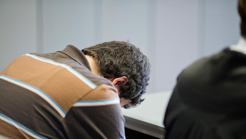 Der Angeklage Sascha F. im Sitzungssaal des Landgerichts Ansbach. Er soll seinen eigenen Großvater getötet haben. Der Angeklage Sascha F. im Sitzungssaal des Landgerichts Ansbach. Er soll seinen eigenen Großvater getötet haben.