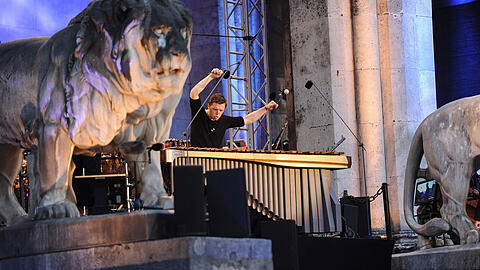 Stoischer Steinlöwe und aufgedrehter Percussionist: Martin Grubinger beim Konzert des Symphonieorchesters des BR.