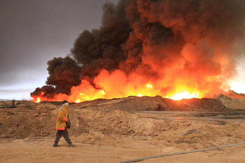 Ob als Indikator für einen militärischen Konflikt oder als Kriegsgrund &ndash; Öl spielt in etlichen Krisen im Nahen Osten eine tragende Rolle. Das Bild zeigt Flammen über einem Förderfeld im Irak, das 2016 vom IS in Brand gesetzt wurde.