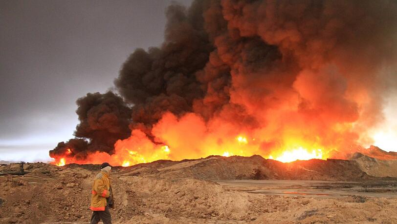 Ob als Indikator für einen militärischen Konflikt oder als Kriegsgrund – Öl spielt in etlichen Krisen im Nahen Osten eine tragende Rolle. Das Bild zeigt Flammen über einem Förderfeld im Irak, das 2016 vom IS in Brand gesetzt wurde. Ob als Indikator für einen militärischen Konflikt oder als Kriegsgrund – Öl spielt in etlichen Krisen im Nahen Osten eine tragende Rolle. Das Bild zeigt Flammen über einem Förderfeld im Irak, das 2016 vom IS in Brand gesetzt wurde.