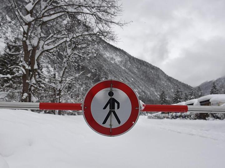 Die Straße nach Österreich ist am Grenzübergang Mittenwald-Scharnitz auf Grund der Lawinengefahr gesperrt. Foto: Angelika Warmuth