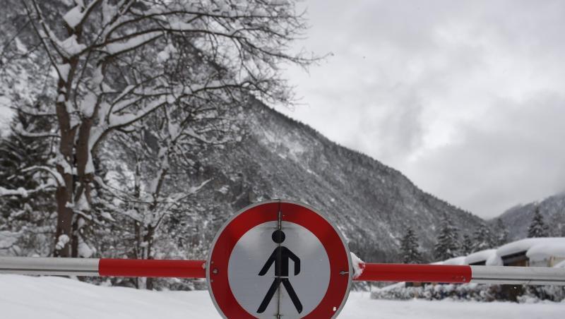 Die Straße nach Österreich ist am Grenzübergang Mittenwald-Scharnitz auf Grund der Lawinengefahr gesperrt. Foto: Angelika Warmuth Die Straße nach Österreich ist am Grenzübergang Mittenwald-Scharnitz auf Grund der Lawinengefahr gesperrt. Foto: Angelika Warmuth