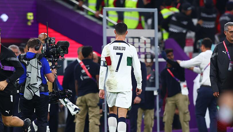 Portugals Superstar Cristiano Ronaldo verlässt nach dem WM-Aus enttäuscht das Spielfeld.