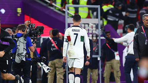 Portugals Superstar Cristiano Ronaldo verlässt nach dem WM-Aus enttäuscht das Spielfeld.