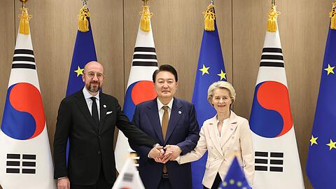 EU-Ratspräsident Charles Michel (l-r), Südkoreas Präsident Yoon Suk Yeol und EU-Kommissionspräsidentin Ursula von der Leyen zeigen Einigkeit.
