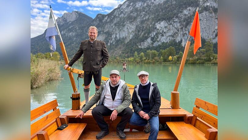 "Bezzel & Schwarz - Die Grenzgänger" (v.l.): Sepp Goldmann, Sebastian Bezzel und Simon Schwarz auf der Innfähre zwischen Kiefersfelden und Ebbs.