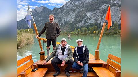 "Bezzel & Schwarz - Die Grenzgänger" (v.l.): Sepp Goldmann, Sebastian Bezzel und Simon Schwarz auf der Innfähre zwischen Kiefersfelden und Ebbs.