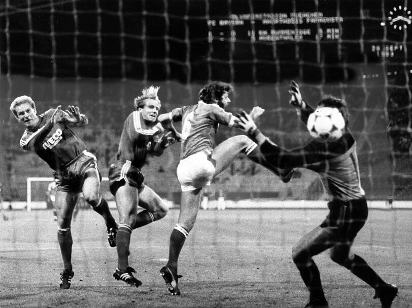 Michael Rummenigge (2.v.li.) erzielt gegen Anorthosis Famagusta das Tor zum 3:0, li. Karl Heinz Rummenigge.
