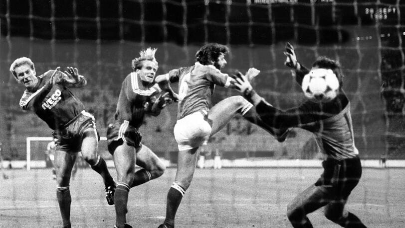 Michael Rummenigge (2.v.li.) erzielt gegen Anorthosis Famagusta das Tor zum 3:0, li. Karl Heinz Rummenigge. Michael Rummenigge (2.v.li.) erzielt gegen Anorthosis Famagusta das Tor zum 3:0, li. Karl Heinz Rummenigge.