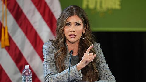 Das beste Weihnachtsgeschenk sei f&uuml;r "illegale Ausl&auml;nder" die Selbstabschiebung, wirbt US-Heimatschutzministerin Kristi Noem.