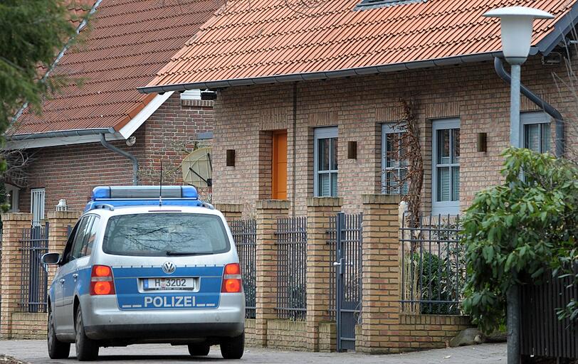 Die Polizei fährt am Morgen Streife vor Wulffs Haus.