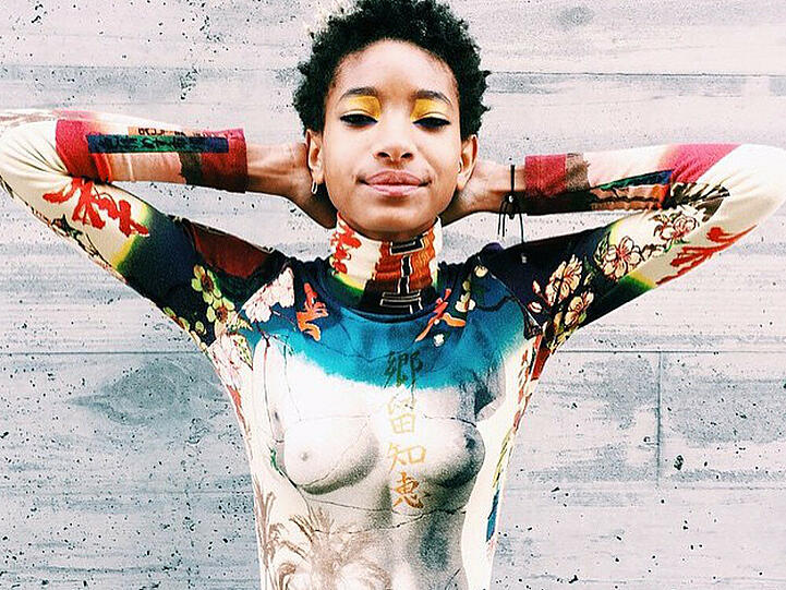 Willow Smith trägt ein Shirt mit nacktem Frauenkörper