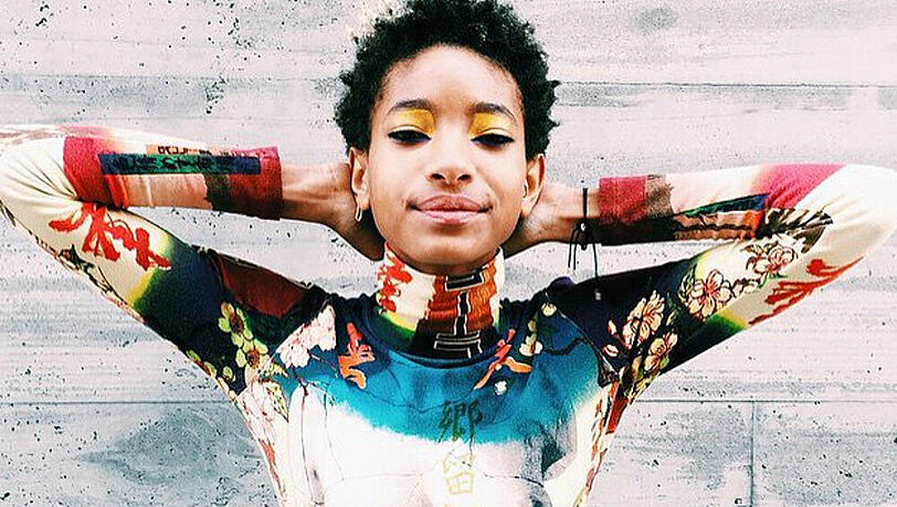 Willow Smith trägt ein Shirt mit nacktem Frauenkörper Willow Smith trägt ein Shirt mit nacktem Frauenkörper