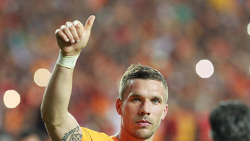 Daumen hoch von und für Lukas Podolski. Daumen hoch von und für Lukas Podolski.