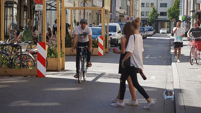An der Schwanthalerstraße/Ecke Parkstraße wurden acht Parkplätze zu Parklets umgewandelt. Bei schönem Wetter sind viele Menschen auf der Straße unterwegs.