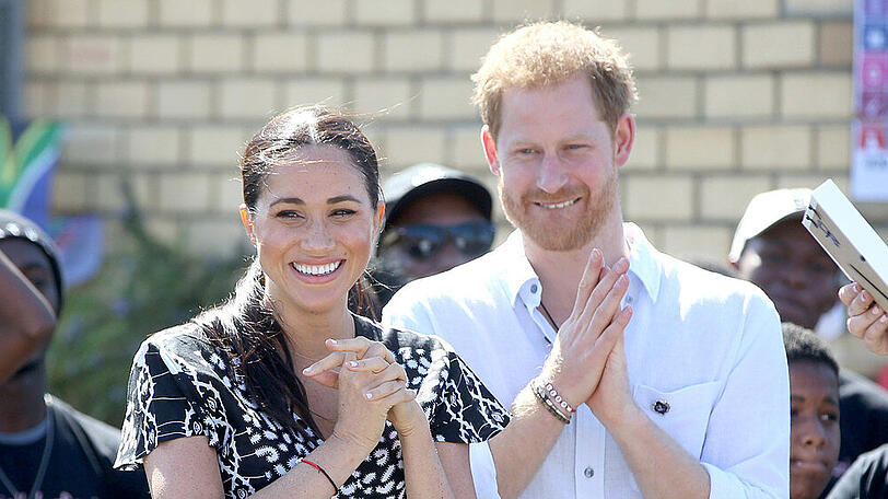 So glücklich blicken Prinz Harry und Herzogin Meghan derzeit sicher nicht beim Anblick manch eines Tweets drein