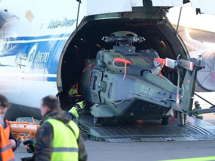 Ein Helikopter vom Typ NH 90 wird für die Mali-Mission verladen.