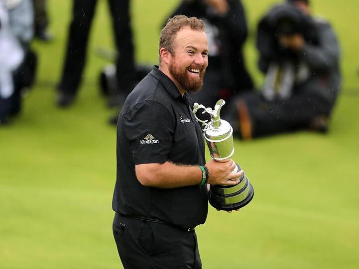 Lowry nimmt die "Claret Jug"-Trophäe und ein Preisgeld von rund 1,93 Millionen US-Dollar nach Hause.