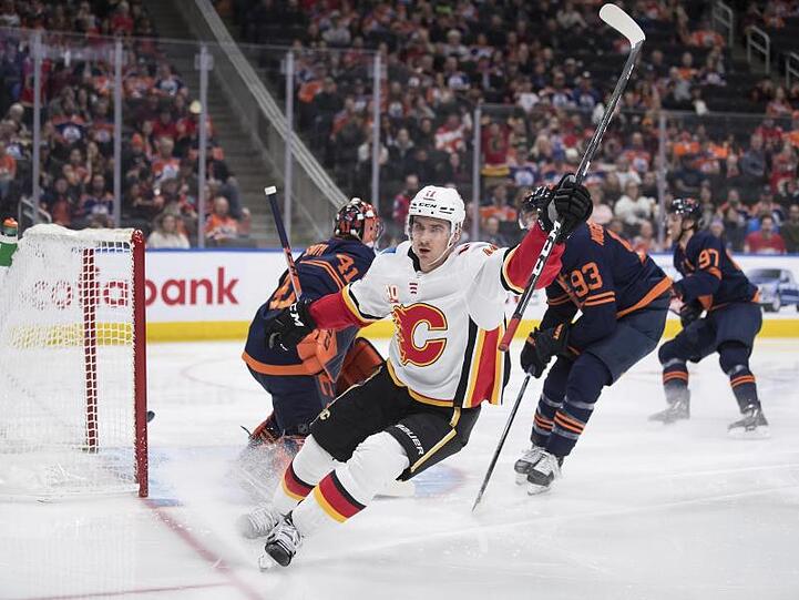 Mikael Backl von den Calgary Flames jubelt nach einem Treffer gegen die Edmonton Oilers.