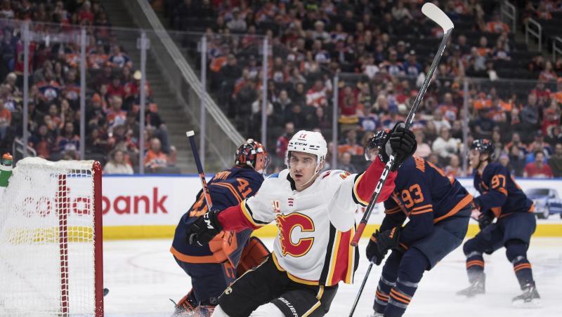 Mikael Backl von den Calgary Flames jubelt nach einem Treffer gegen die Edmonton Oilers.