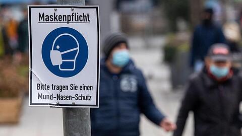 Ein Verstoß gegen die Maskenpflicht kann mit 250 Euro geahndet werden. (Symbolbild)