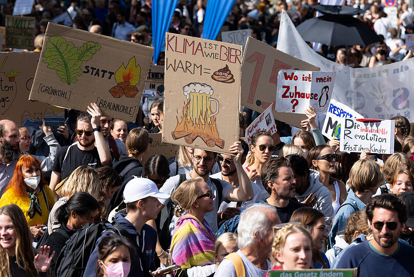 Zahlreiche Menschen nehmen an einer Demonstration zum globalen Klimastreik teil und halten verschiedene Plakate in den Händen. Sie folgen dem Aufruf der Bewegung "Fridays for Future". Die Teilnehmer fordern unter anderem eine Abkehr von fossilen Brennstoffen.