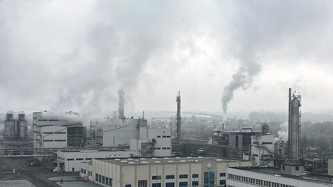 Werksanlagen im Chemie- und Industriepark Zeitz. Die Produktion der Chemie- und Pharmaindustrie schrumpfte 2022 im&nbsp;Vergleich zum Vorjahr um 6,6 Prozent.