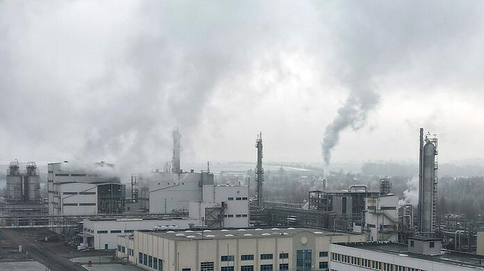 Werksanlagen im Chemie- und Industriepark Zeitz. Die Produktion der Chemie- und Pharmaindustrie schrumpfte 2022 im Vergleich zum Vorjahr um 6,6 Prozent.